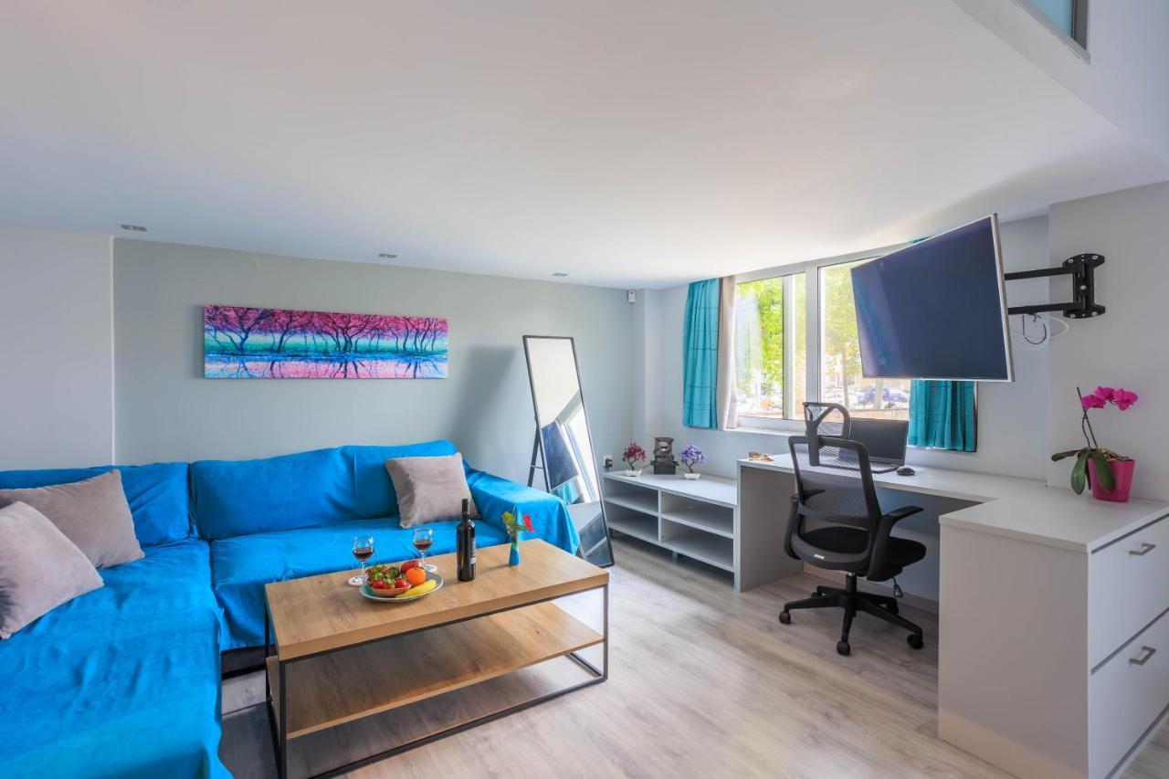 Electra Modern Apartment With Cozy Garden Heraklion  Bagian luar foto
