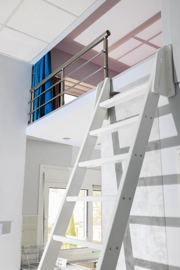 Electra Modern Apartment With Cozy Garden Heraklion  Bagian luar foto