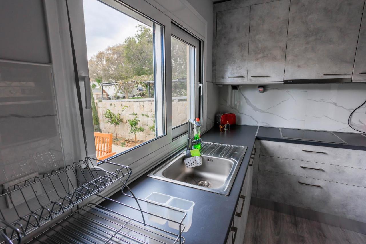Electra Modern Apartment With Cozy Garden Heraklion  Bagian luar foto